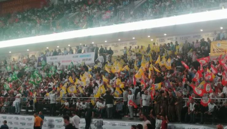 HDP kongresinde skandal! Teröristbaşının  posterini açmaya çalıştılar