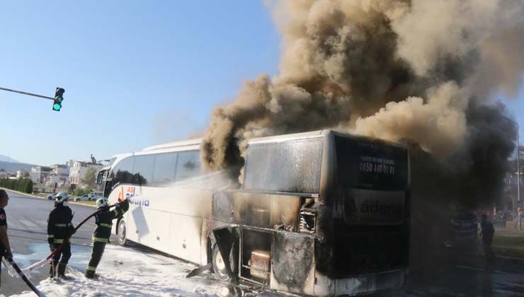 Otogara yolcu almaya giden şehirlerarası yolcu otobüsü alev alev yandı