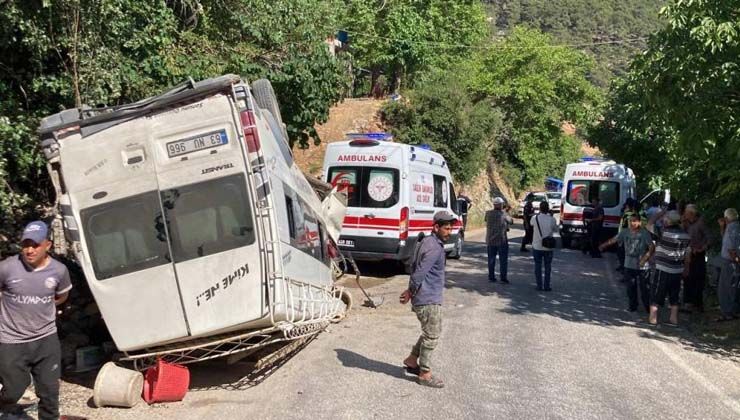 Mersin’de işçi servisi kaza yaptı: 17 yaralı