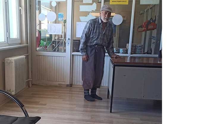 Duygulandıran anlar! Yerler kirlenmesin diye çamurlu ayakkabılarını çıkardı