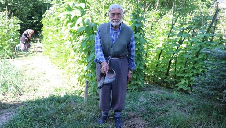 Yerler kirlenmesin diye ayakkabılarını çıkarmıştı: Rafet Burukoğlu herkesi duygulandırdı