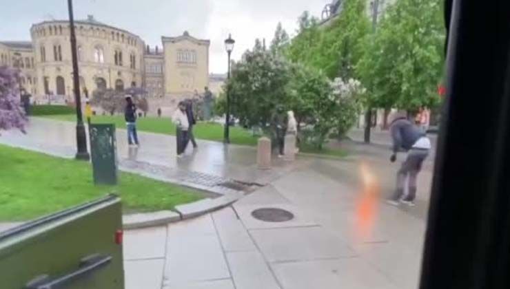 Norveç’te İslam karşıtı grubun lideri Kur’an-ı Kerim yaktı