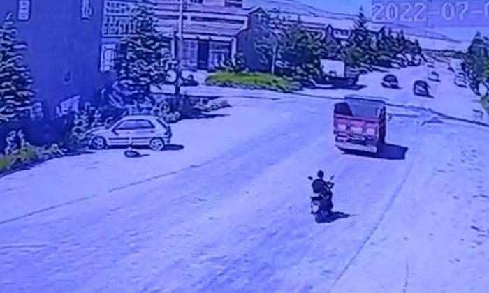 Sanayide çalışan küçük çocuk motosikletiyle otomobilin altında kaldı