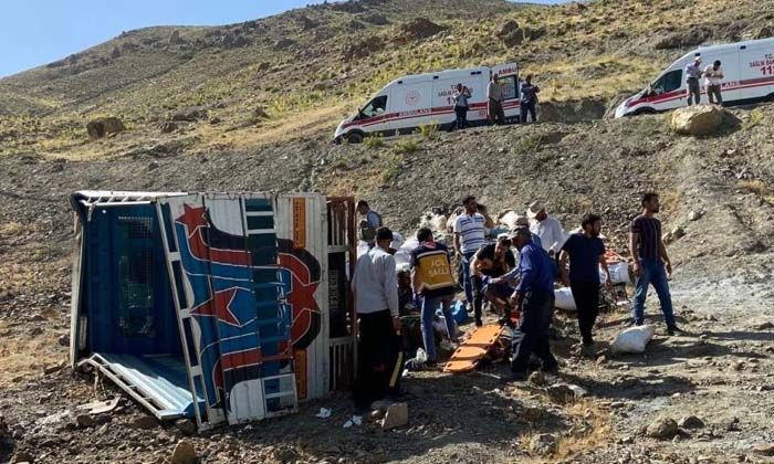 Göçerleri taşıyan kamyonet şarampole yuvarlandı: 10 yaralı