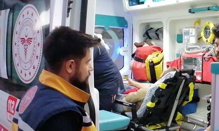 İki arkadaşın bıçaklı kavgası kanlı bitti: 1 yaralı