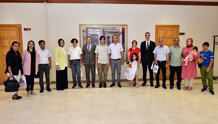 Vali Şahin’den LGS birincilerine hediye