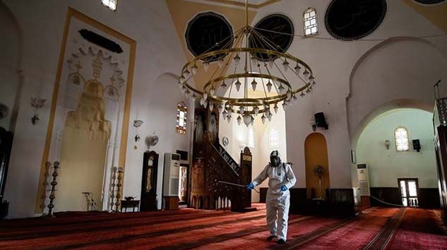 Cuma günü ve kandil gecesi camiler kapalı tutulacak