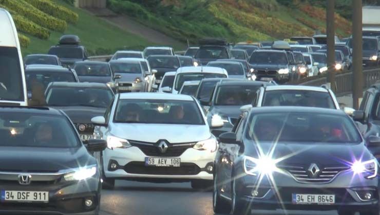 İstanbul’da tatilciler bayrama bir gün kala yola çıktı, trafik durma noktasına geldi