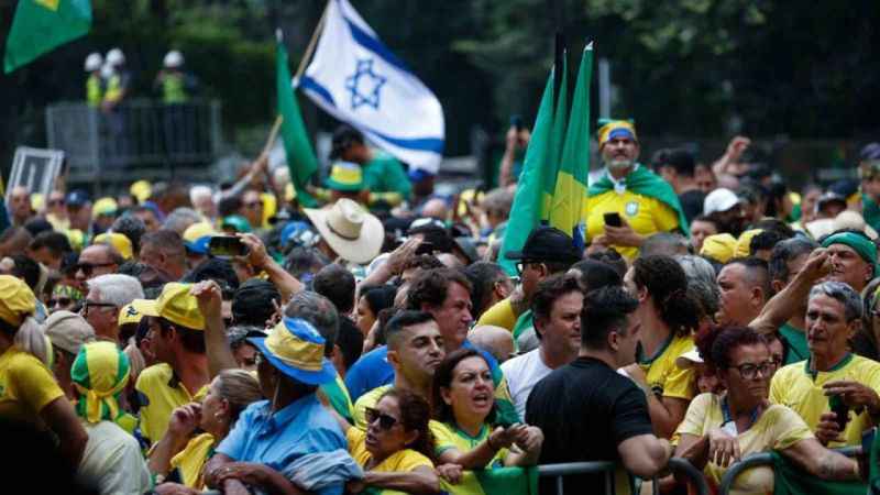 Brezilya’da eski Devlet Başkanı Bolsonaro’nun binlerce destekçisi sokağa indi