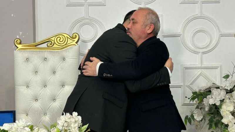 Belediye başkanı rakibinin nikah şahidi oldu