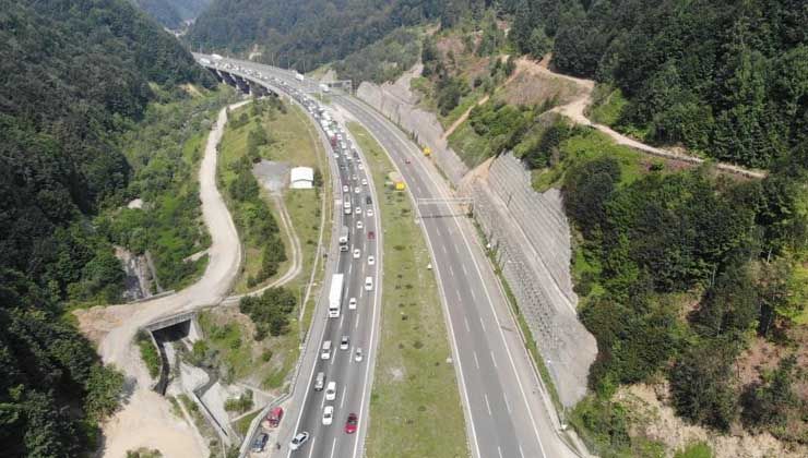 Tatil trafiği başladı! Bolu Dağı’nda kilometrelerce araç kuyruğu oluştu
