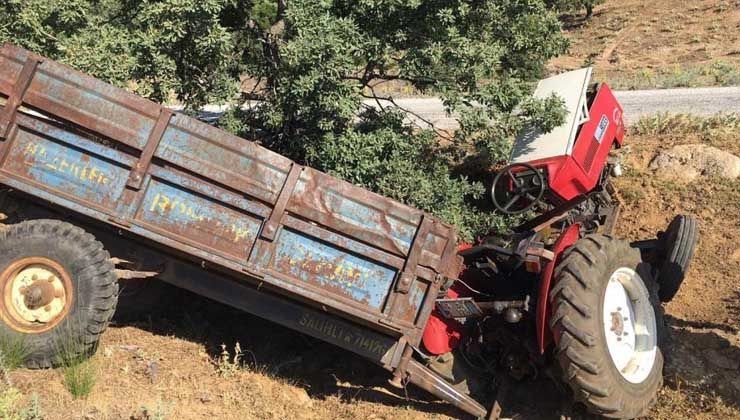 Kurbanlık satmaya giderken kullandığı traktör devrildi