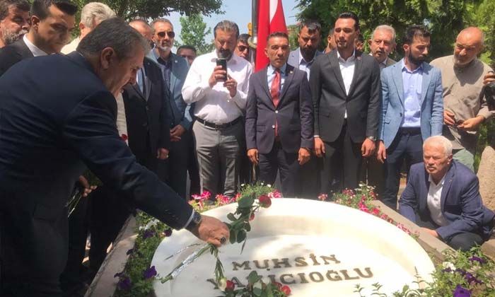 BBP Genel Başkanı Destici, Yazıcıoğlu’nun kabrini ziyaret etti