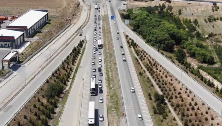 43 ilin geçiş güzergahında trafik yoğunluğu