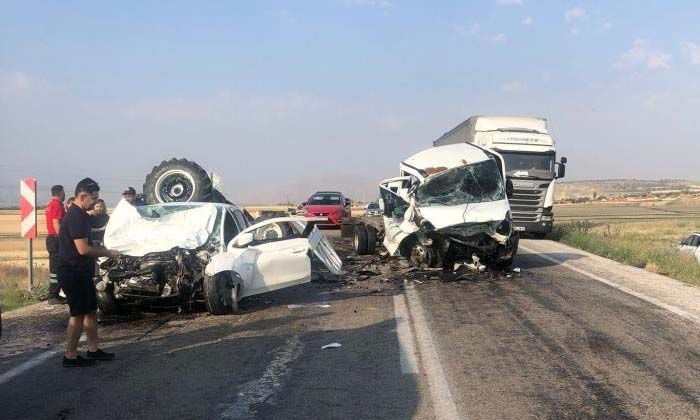 Bayram öncesi feci kaza, karayolu savaş alanına döndü: 2 ölü, 1 yaralı