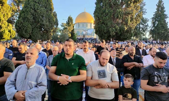 Mescid-i Aksa’da bayram namazı 150 bin kişiyle kılındı