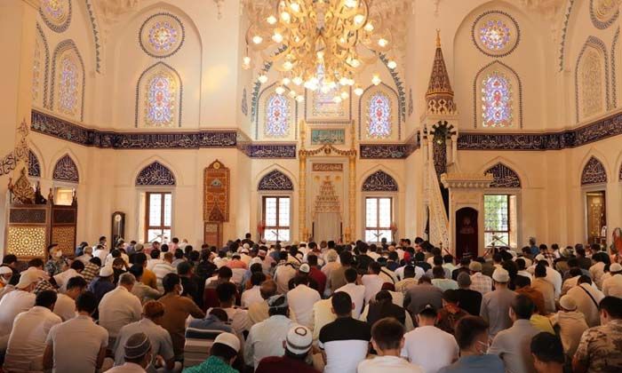 Tokyo Camisi’ne cemaat sığmadı, bayram namazı iki kez kılındı