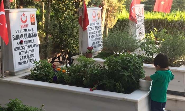 Şehitliklerde hüzünlü bayramlaşma