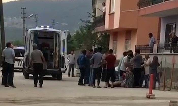 Annesiyle tartışan babasını öldürdü, komşunu yaraladı