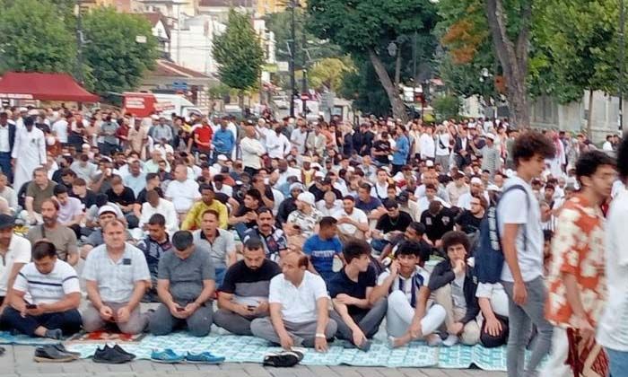Binlerce kişi Kurban Bayramı namazı için Ayasofya’yı Kebir Camii’ne akın etti