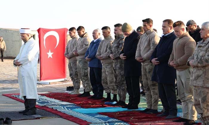 Bakan Soylu, bayram namazını üs bölgesindeki askerlerle kıldı