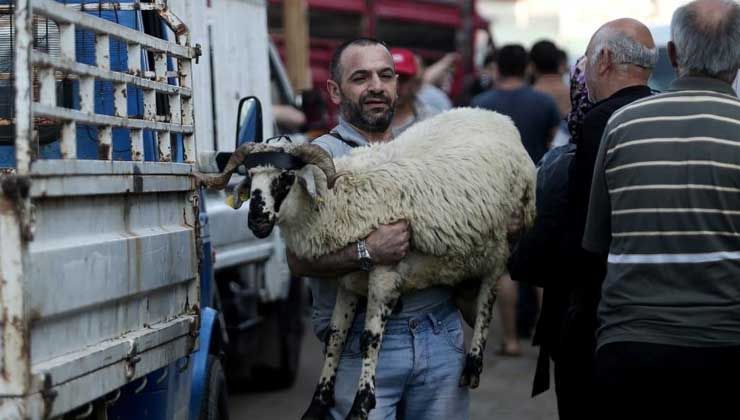 Bursa’da bayramın ilk gününde kurban pazarında yoğunluk