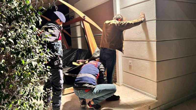 İzmir merkezli 9 ilde terör operasyonu: 21 gözaltı İzmir merkezli 9 ilde terör operasyonu: 21 gözaltı