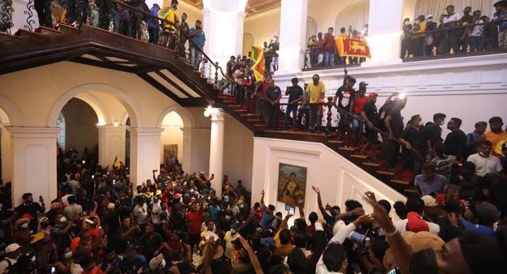 Sri Lanka’da protestocular başkanlık konutunu bastı