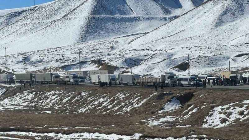 Çığ nedeniyle kapanan Van-Hakkari yolu trafiğe açıldı Çığ nedeniyle kapanan Van-Hakkari yolu trafiğe açıldı