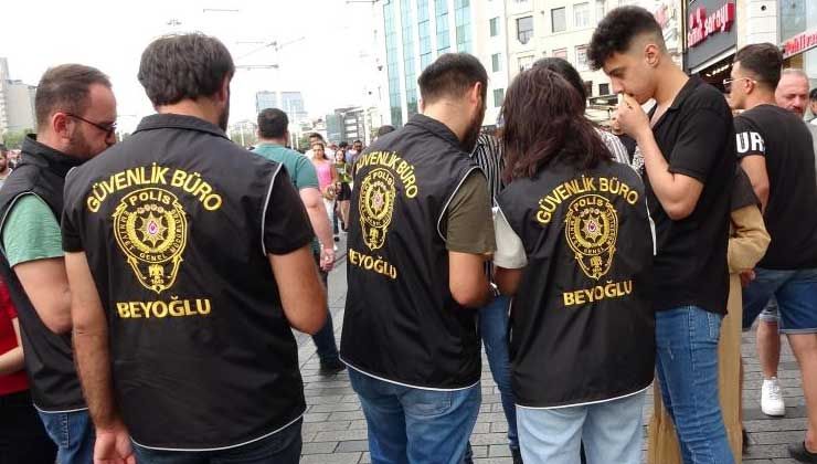 Taksim’de kayıt dışı göçmen denetimi: 30 kişi sınır dışı ediliyor Taksim’de kayıt dışı göçmen denetimi: 30 kişi sınır dışı ediliyor