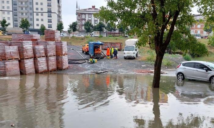 Sultangazi’de su baskını nedeniyle ev ve iş yerleri zarar gördü