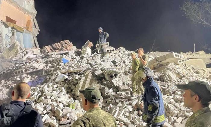 Rus füzesi Donetsk’te apartmanı vurdu: 6 ölü, 5 yaralı