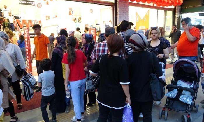 İranlı turistler Van esnafına çifte bayram yaşattı