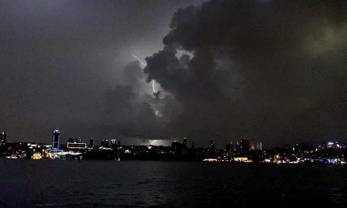 İstanbul’da beklenen sağanak yağış başladı