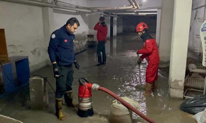 Sağanak yağış sonrası apartman garajına biriken 50 ton su tahliye edildi Sağanak yağış sonrası apartman garajına biriken 50 ton su tahliye edildi
