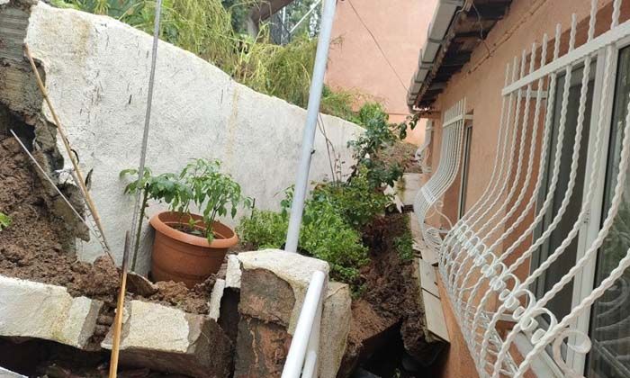 Sarıyer’de yol gecekondunun üzerine çöktü