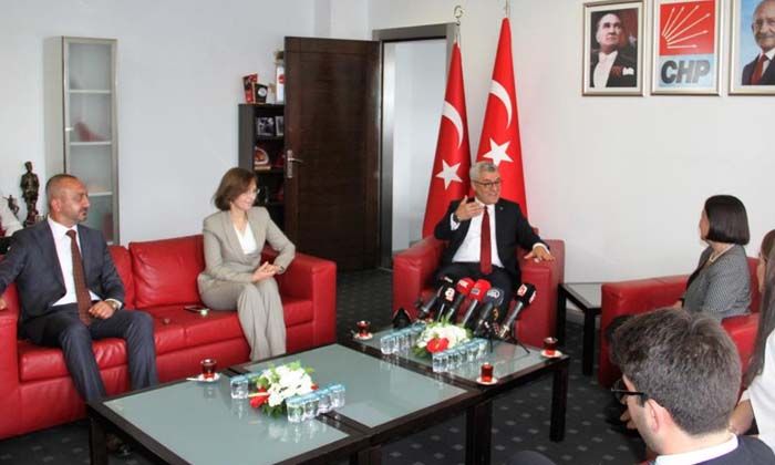 MHP heyeti, CHP heyeti ile bayramlaştı