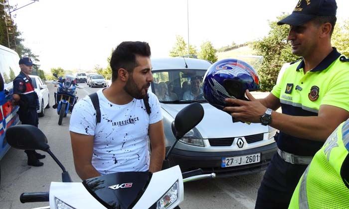 Ceza beklerken kask hediye edildi