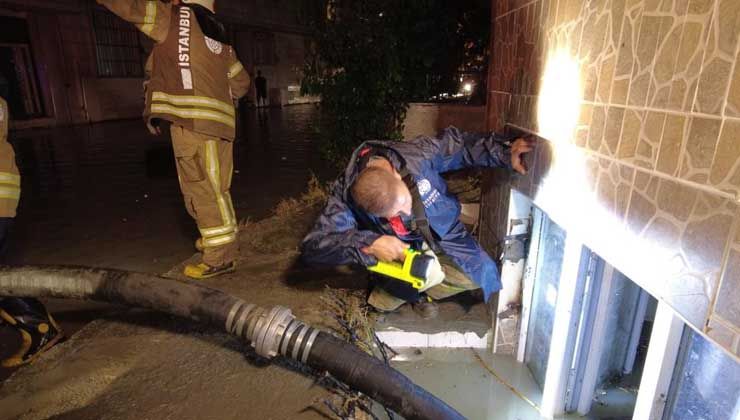 Esenyurt’ta evler su altında kaldı, itfaiye ekipleri mahsur kalanları aradı