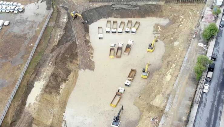 Şantiye alanı göle döndü! Kamyon iş makineleri su altında kaldı