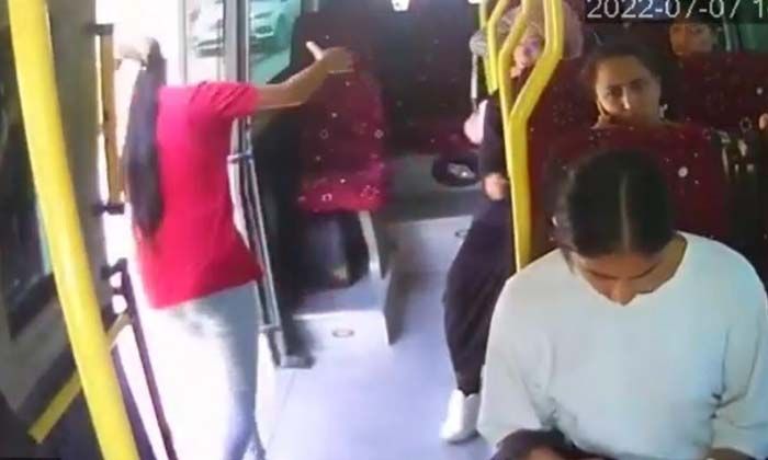 Kapısı açık minibüsten düşen Meryem Özkıraç hayatını kaybetti