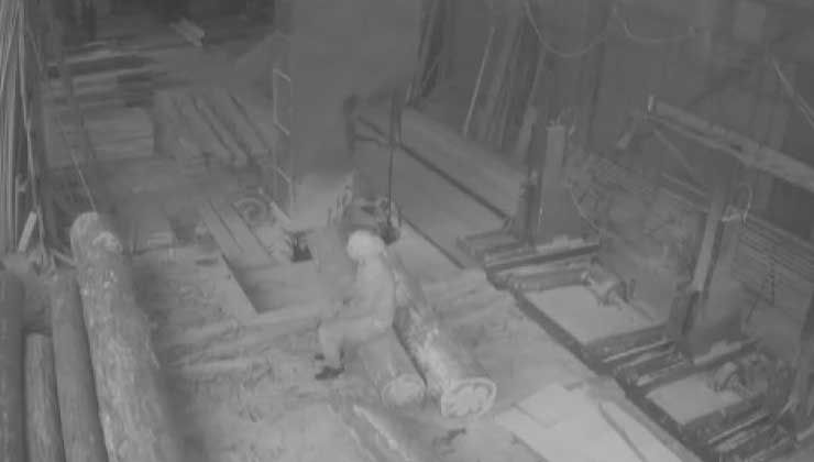 Hırsızlar kendilerine çay demleyerek 3 saat boyunca hırsızlık yaptı