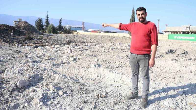 Asrın felaketinde 1200 kişiye mezar olan 600 evler sitesinden geriye tabela ve boş arazi kaldı Asrın felaketinde 1200 kişiye mezar olan 600 evler sitesinden geriye tabela ve boş arazi kaldı