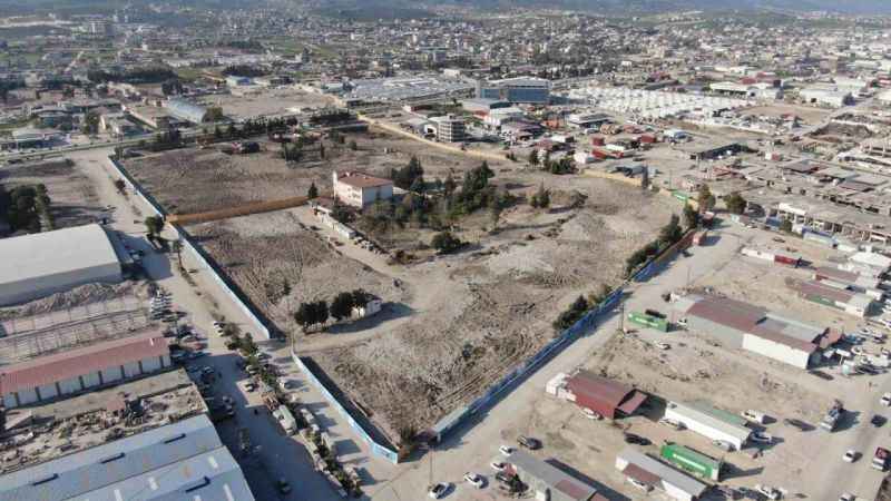 Asrın felaketinde 1200 kişiye mezar olan 600 evler sitesinden geriye tabela ve boş arazi kaldı Asrın felaketinde 1200 kişiye mezar olan 600 evler sitesinden geriye tabela ve boş arazi kaldı