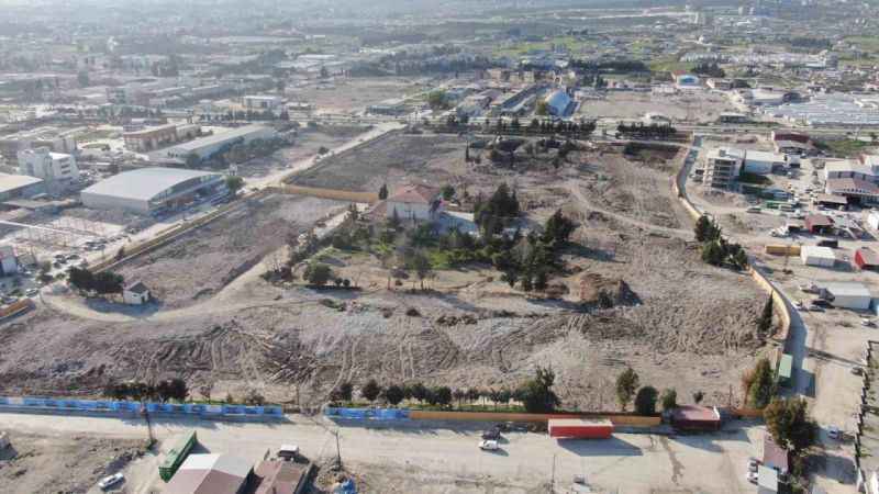 Asrın felaketinde 1200 kişiye mezar olan 600 evler sitesinden geriye tabela ve boş arazi kaldı Asrın felaketinde 1200 kişiye mezar olan 600 evler sitesinden geriye tabela ve boş arazi kaldı