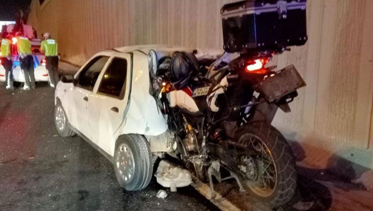 İstanbul’da motosiklet otomobile ok gibi saplandı! 3’ü ağır 5 kişi yaralı