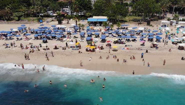 Alanya’nın Damlataş ve Kleopatra plajlarına yerli turist akını