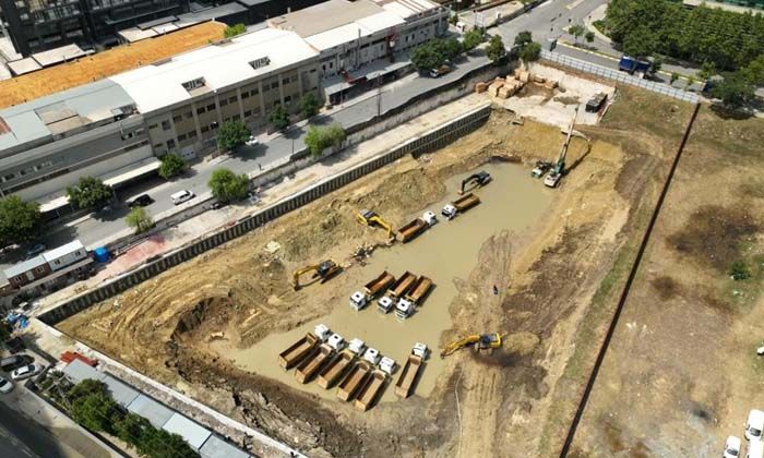 Göle dönen şantiyedeki hafriyat kamyonlarını kurtarma çalışması sürüyor