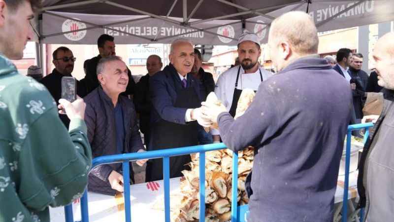 Ümraniye Belediye Başkanı Yıldırım, sanayi esnafına balık ekmek dağıttı Ümraniye Belediye Başkanı Yıldırım, sanayi esnafına balık ekmek dağıttı