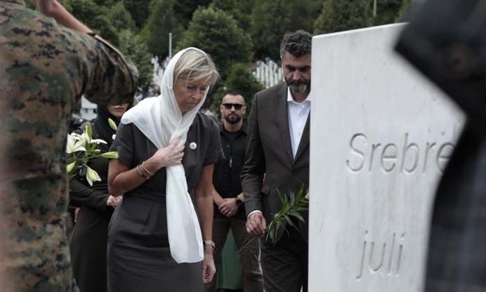 Hollanda’dan 27 yıl sonra Srebrenitsa kurbanlarının ailelerinden özür